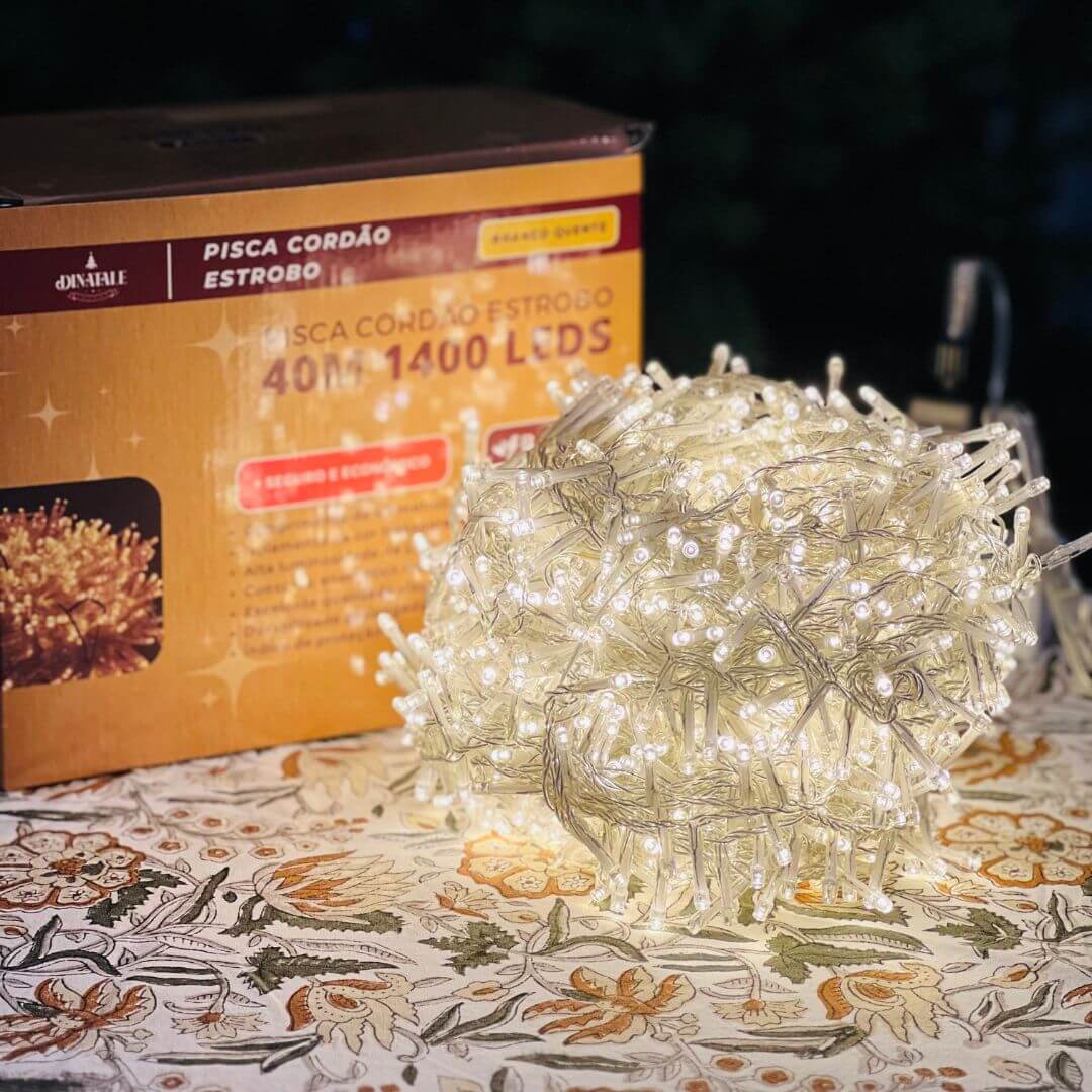 Pisca Estrobo 40 Metros – 1.400 LEDs Fio Transparente Branco Quente – Bivolt