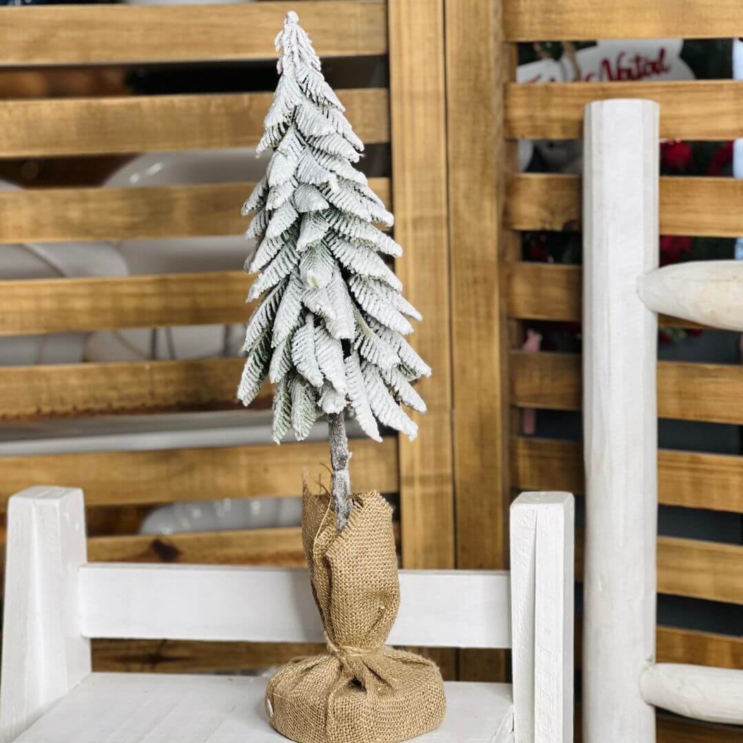 Árvore Pinheiro de Natal Nevada com Base em Juta – 50cm