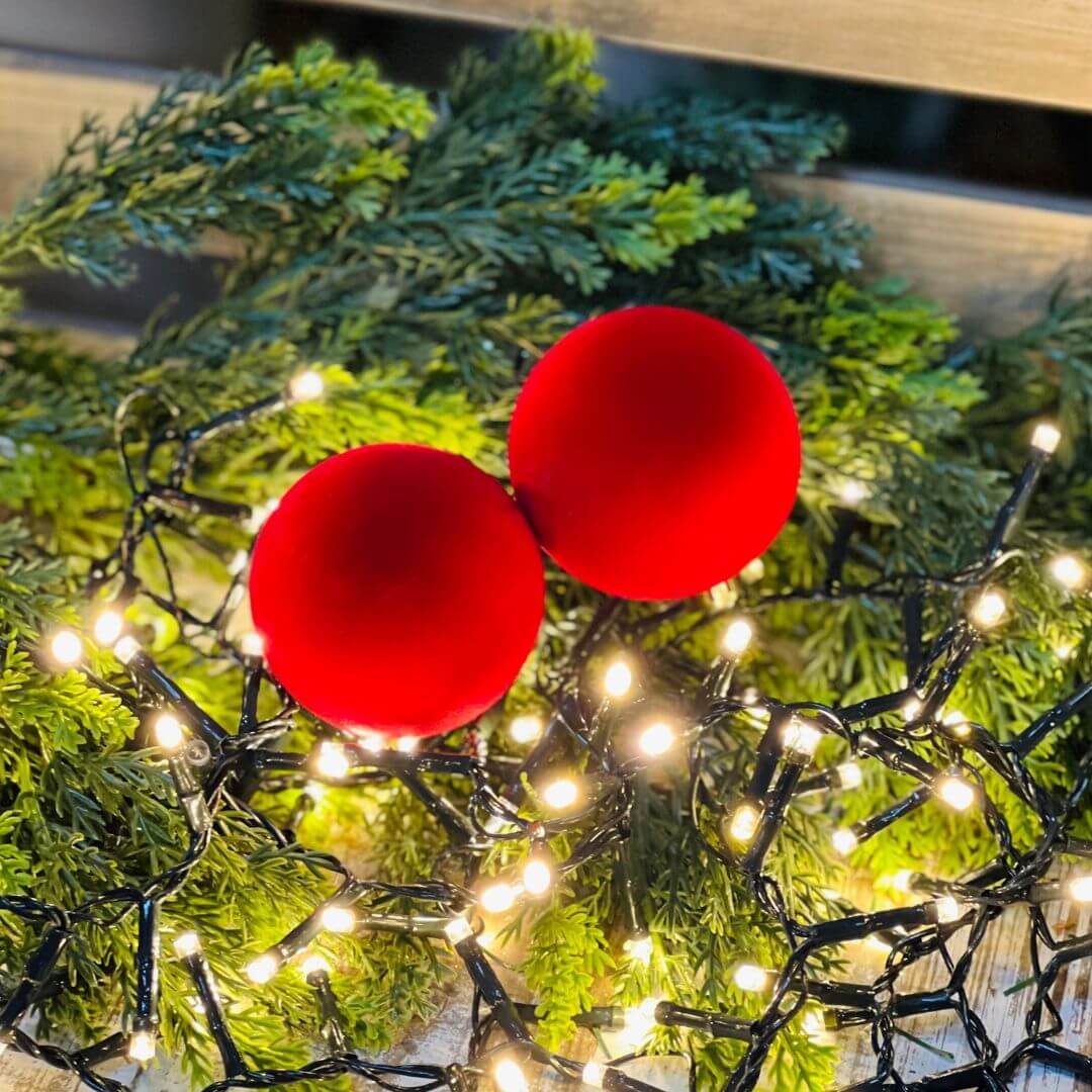 Bola com Camurça Vermelha – 6cm | 6 Peças