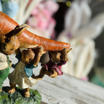 Coelhos Resina Segurando Cenoura - 20cm