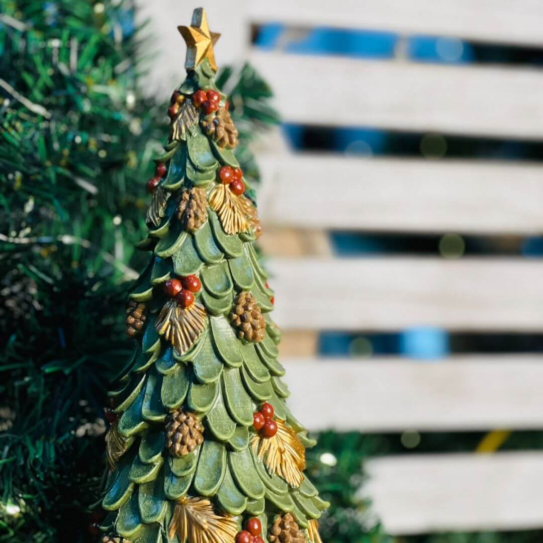Mini Árvore de Natal com Azevinhos e Pinhas – 31cm