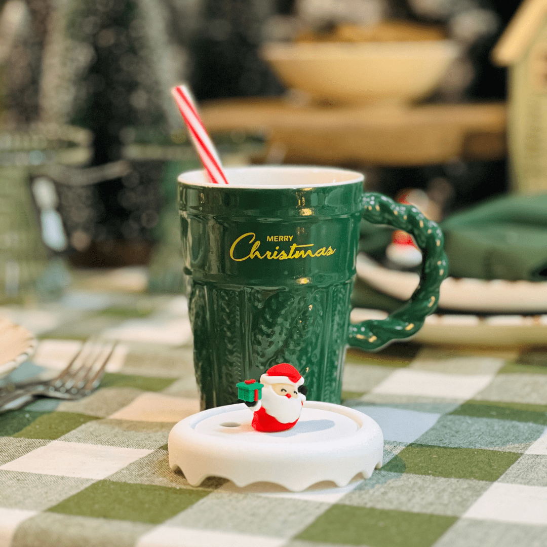 Caneca Natalina Verde Com Tampa e Canudo de Cerâmica 400ml 18cm
