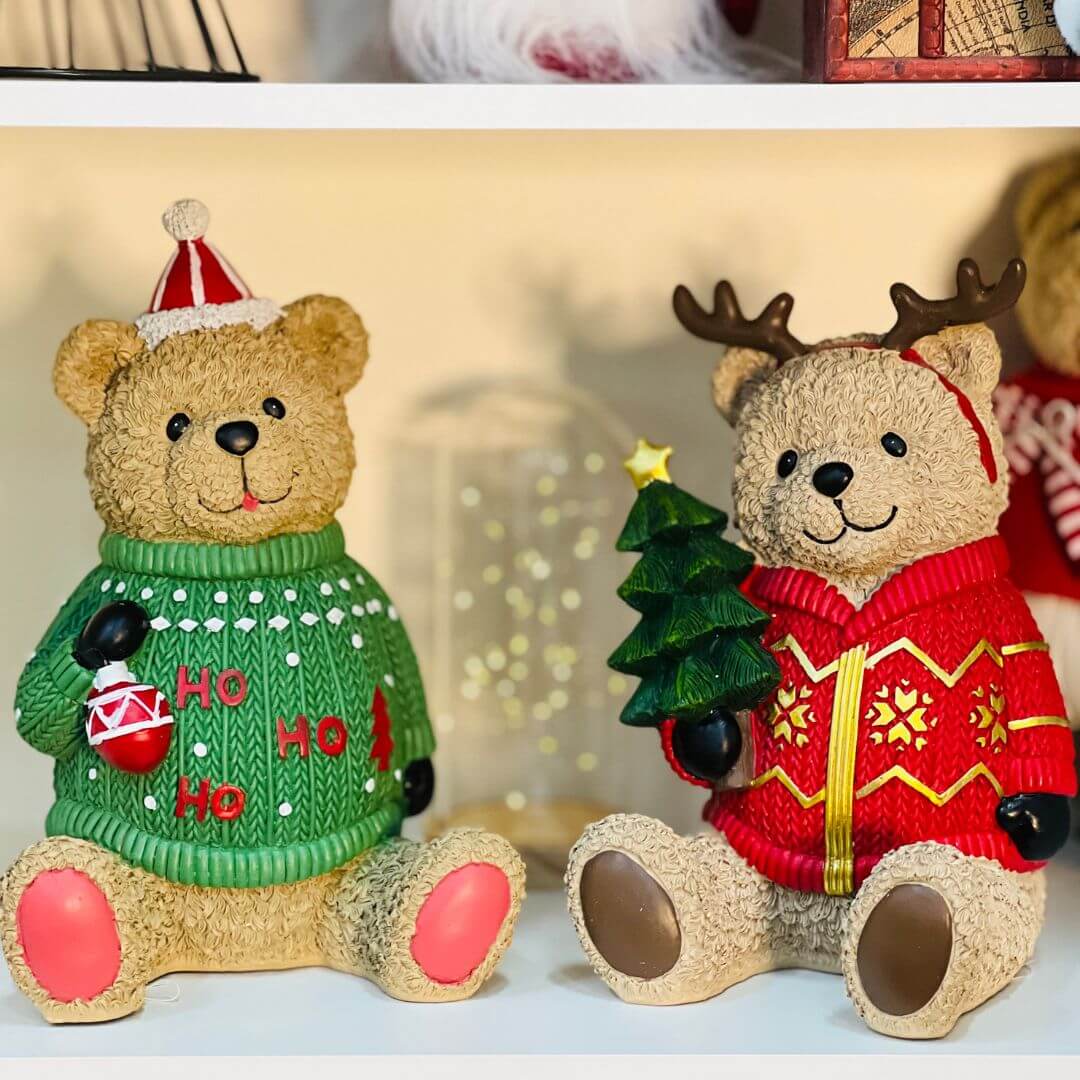 Urso Sentado Em Resina Com Pinheiro - 21x18,5x31,3cm