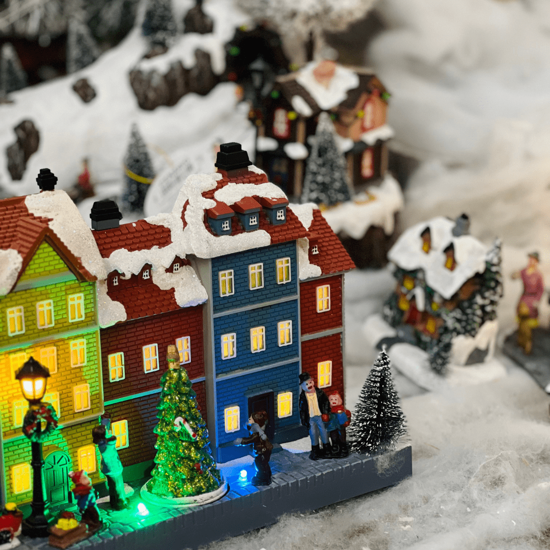 Vila Colorida Natalina Com Led e Movimento 28x9x20cm