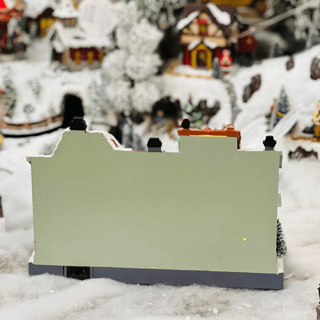 Vila Colorida Natalina Com Led e Movimento 28x9x20cm