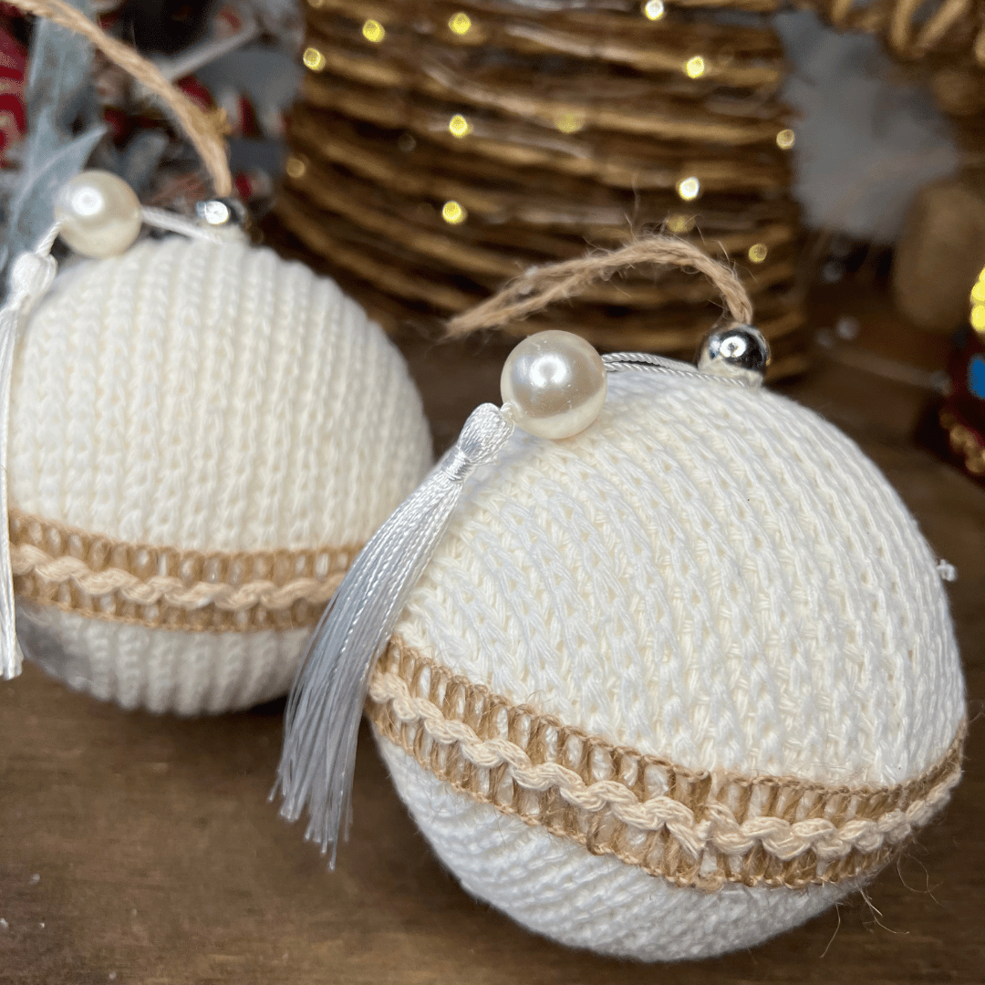 Caixa com 2 Bolas de Natal Decorada Branco Com Pingente 10cm