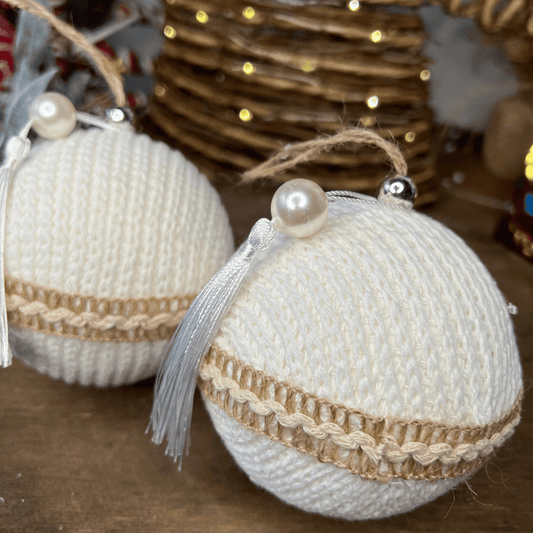 Caixa com 2 Bolas de Natal Decorada Branco Com Pingente 10cm