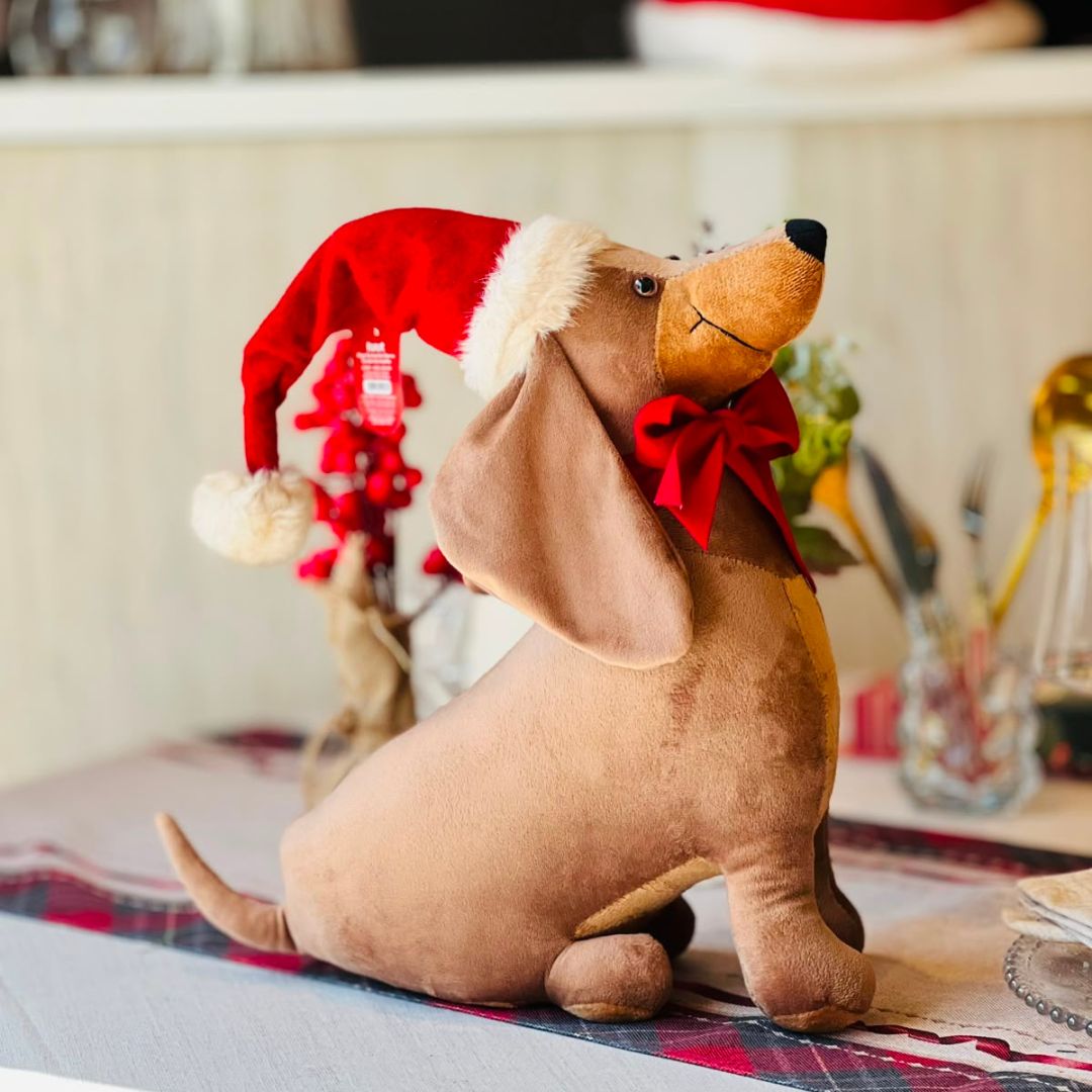 PRÉ VENDA - Cachorro Decorativo com Casaco de Pelúcia – 36cm