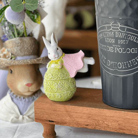 Coelho Decorativo Com Ovo Verde e Rosa de Resina 13cm
