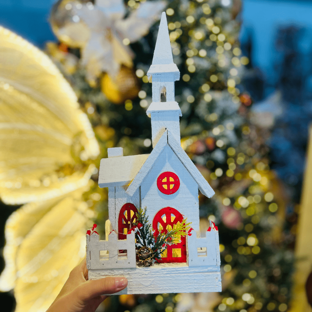 Casinha Com Led Vermelha e Branca de Madeira 40x18cm - Pilha