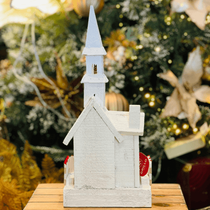 Casinha Com Led Vermelha e Branca de Madeira 56x25cm - Pilha