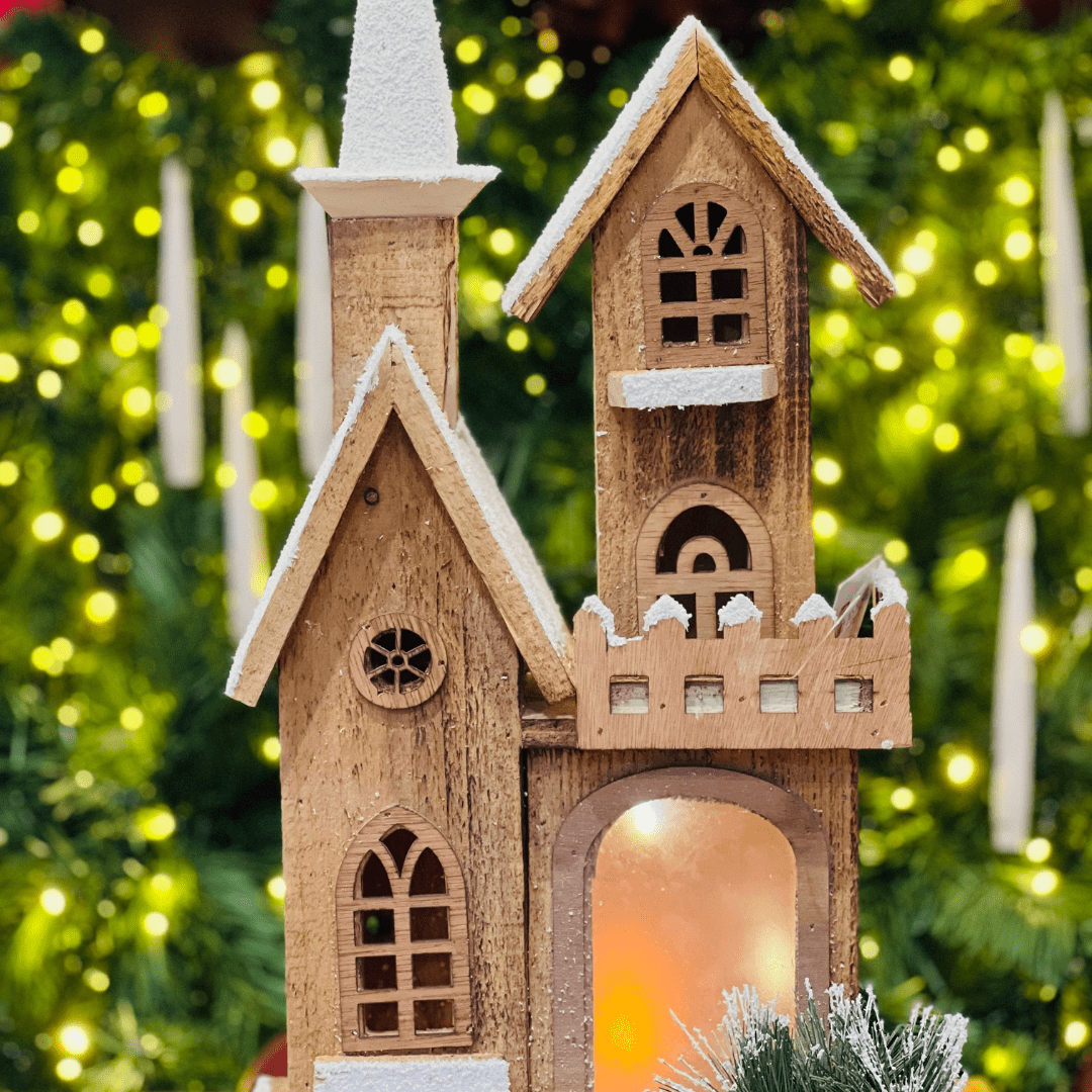 Casinha Natalina Nevada de Madeira Com Led 47cm