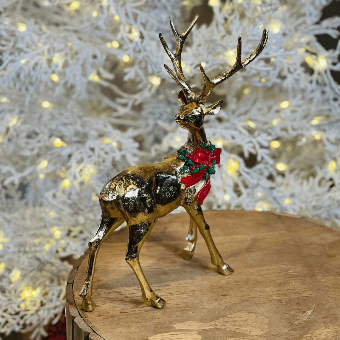Rena Decorativa em Pé com Guirlanda de Azevinho – 37cm