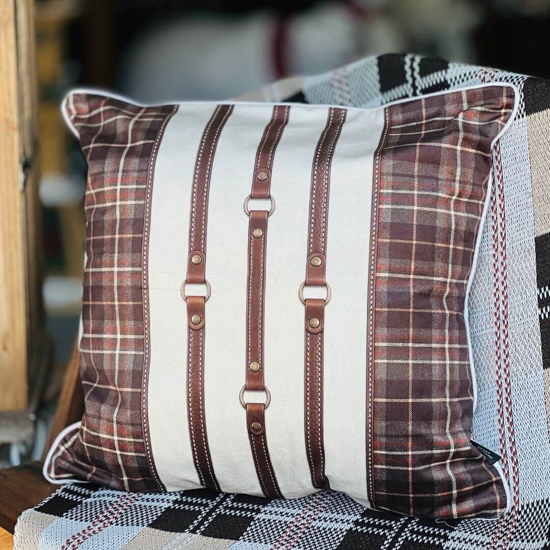 Capa Almofada Tiras Fivela (Coleção Equestre) - 50cm