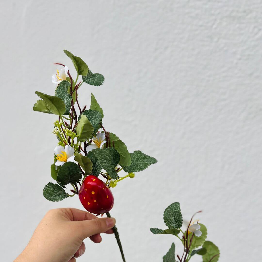 Festão Decorativo com Morangos – 1,22m
