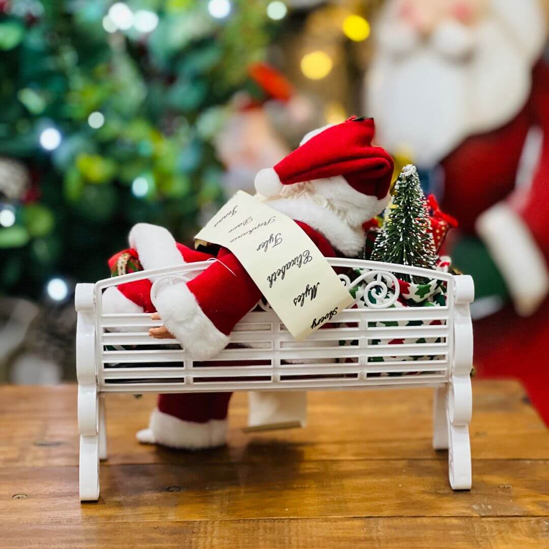 Papai Noel no banco com presentes - 20cm