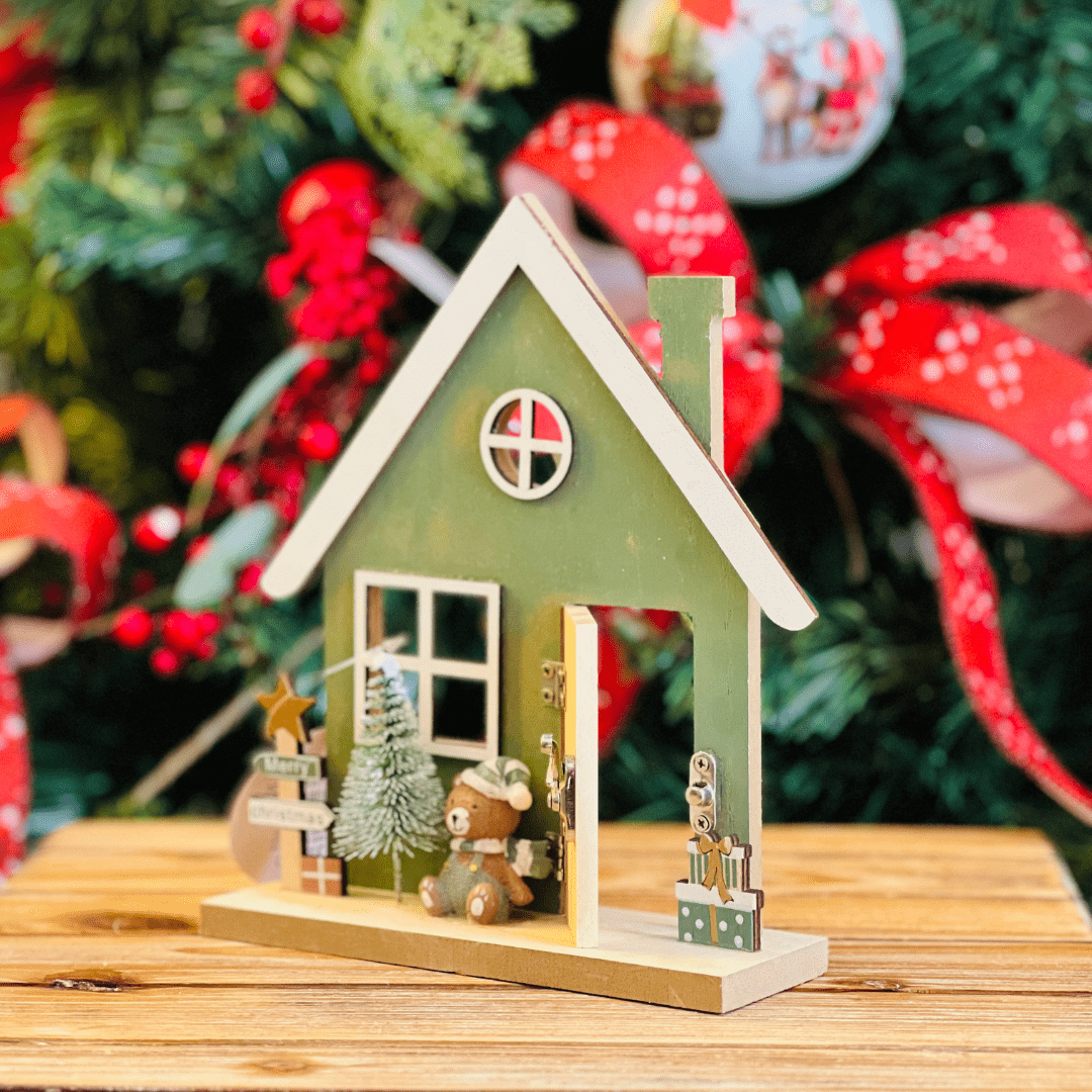Casinha Natalina Com Urso Verde de Madeira 20,5x17x5,5cm
