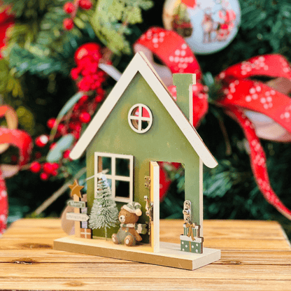 Casinha Natalina Com Urso Verde de Madeira 20,5x17x5,5cm