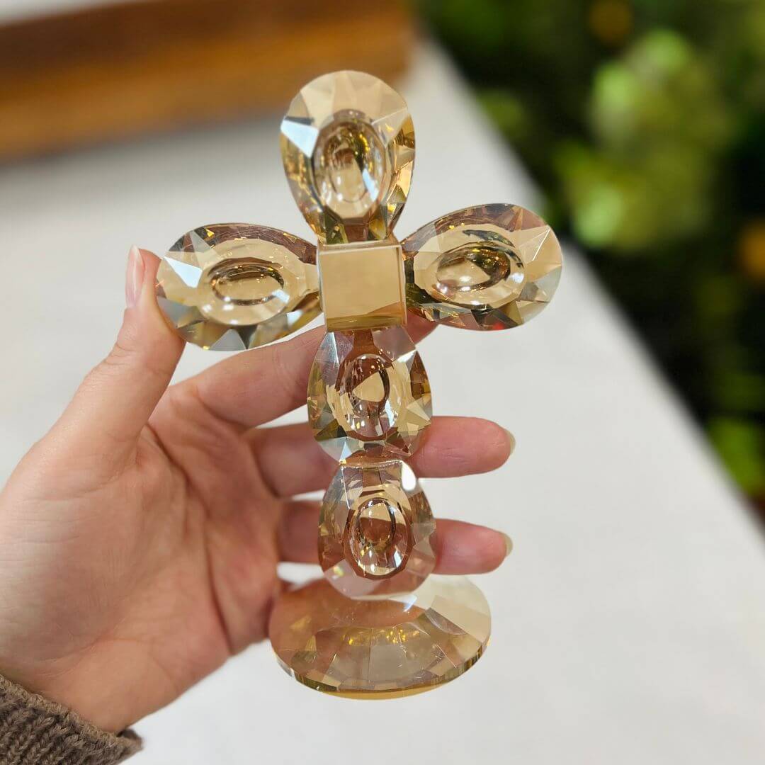 Crucifixo Ambar Em Cristal Lapidado Ornamental Com Base - 15 Cm