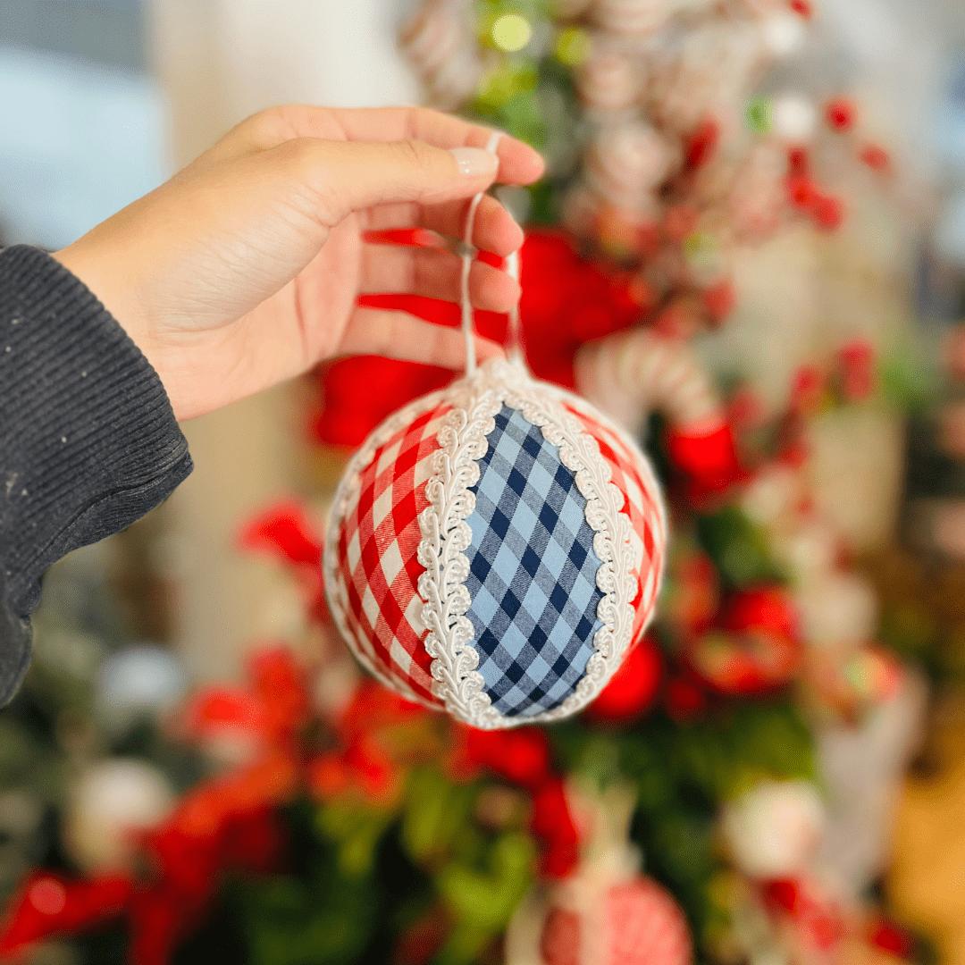 Bola Natalina Xadrez Azul e Vermelho 10cm - 1un