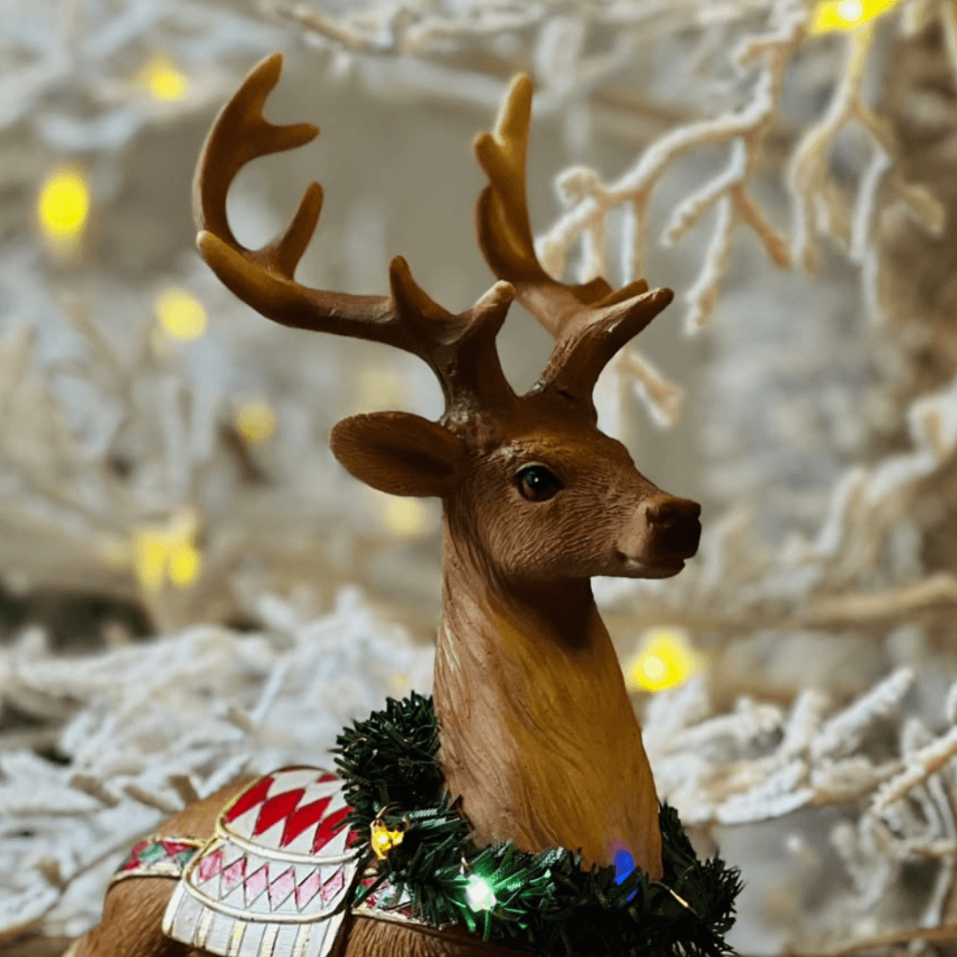 Decoração Rena Deitada com LED em Marrom, Verde e Vermelho – 14 x 17cm