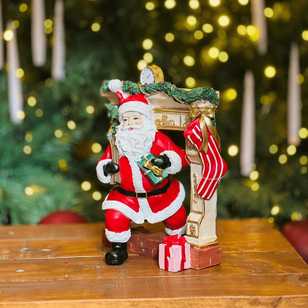 Papai Noel Saindo da Lareira de Resina 22cm