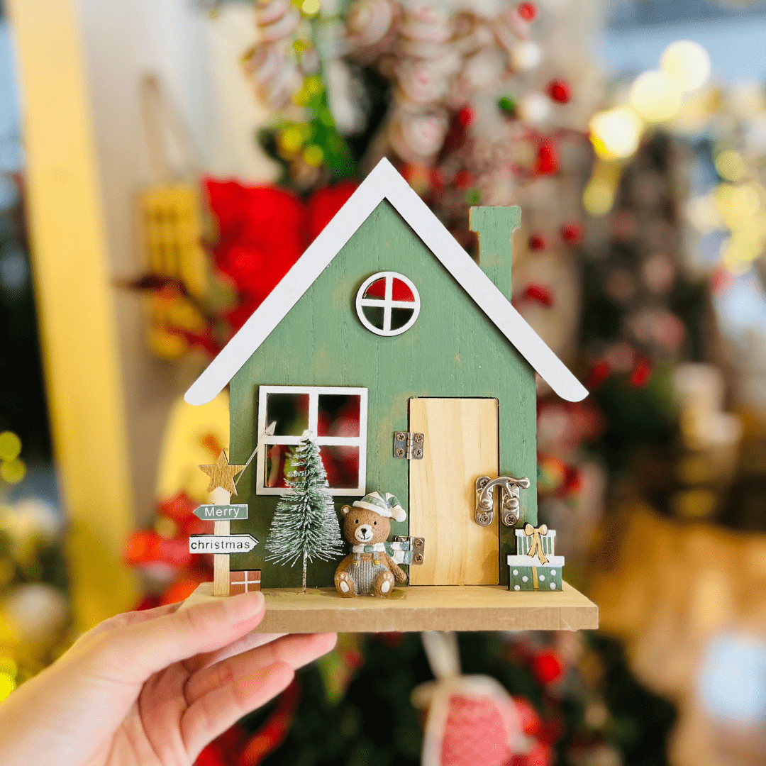 Casinha Natalina Com Urso Verde de Madeira 20,5x17x5,5cm