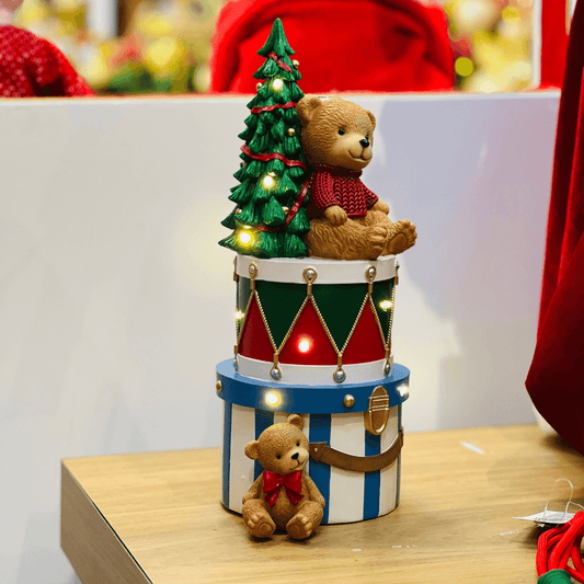 Urso Sentado Tambor com Pinheiro – 35cm