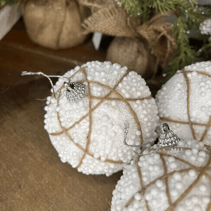 Caixa com 3 Bolas de Natal Decorada Branca Nevada Com Sisal 10cm