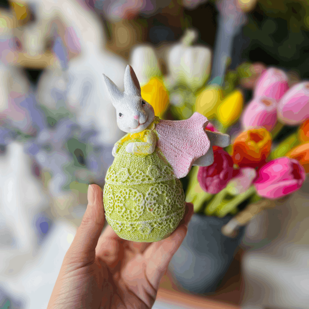 Coelho Decorativo Com Ovo Verde e Rosa de Resina 13cm