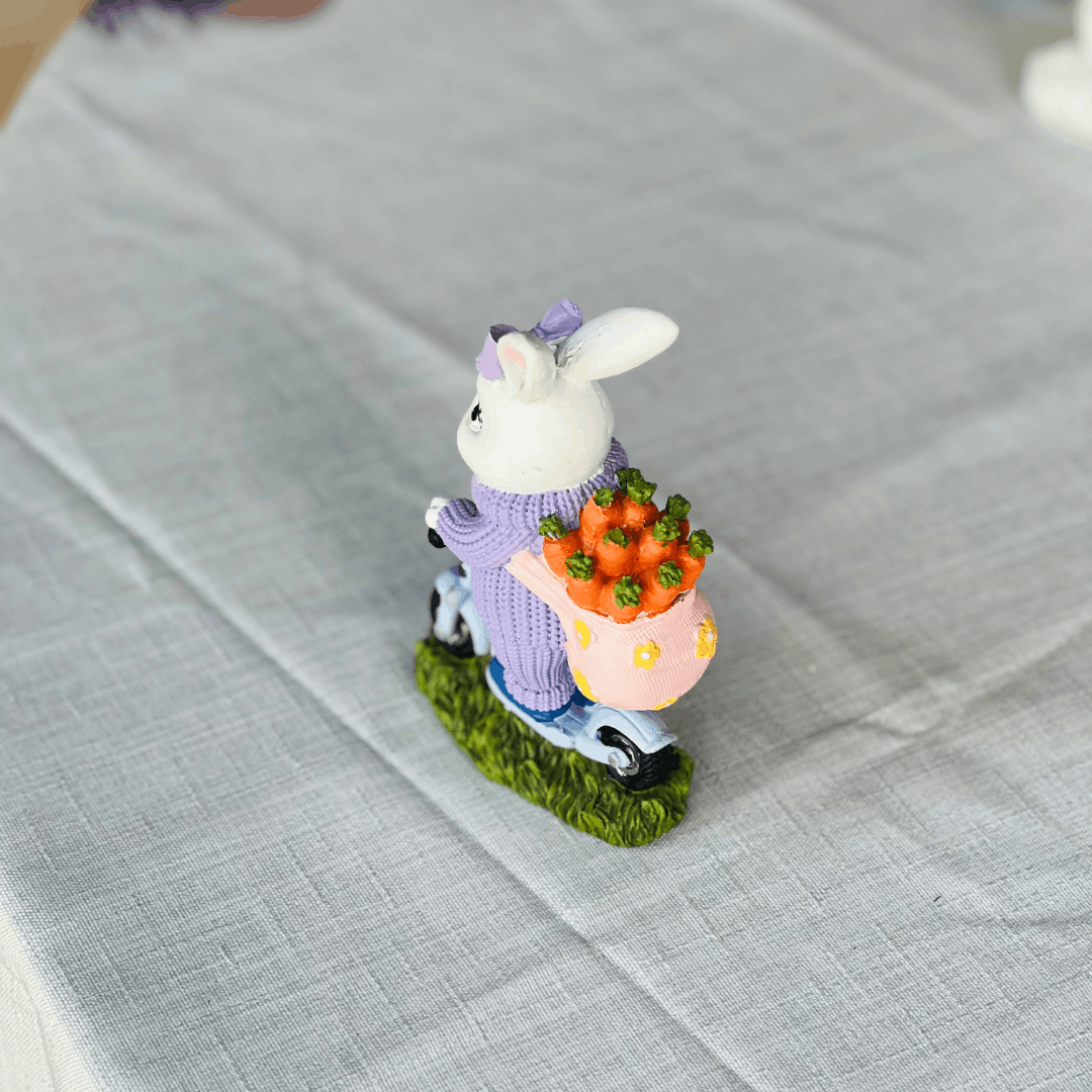 Coelha na Scooter Lilás de Resina 13x9cm