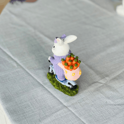 Coelha na Scooter Lilás de Resina 13x9cm