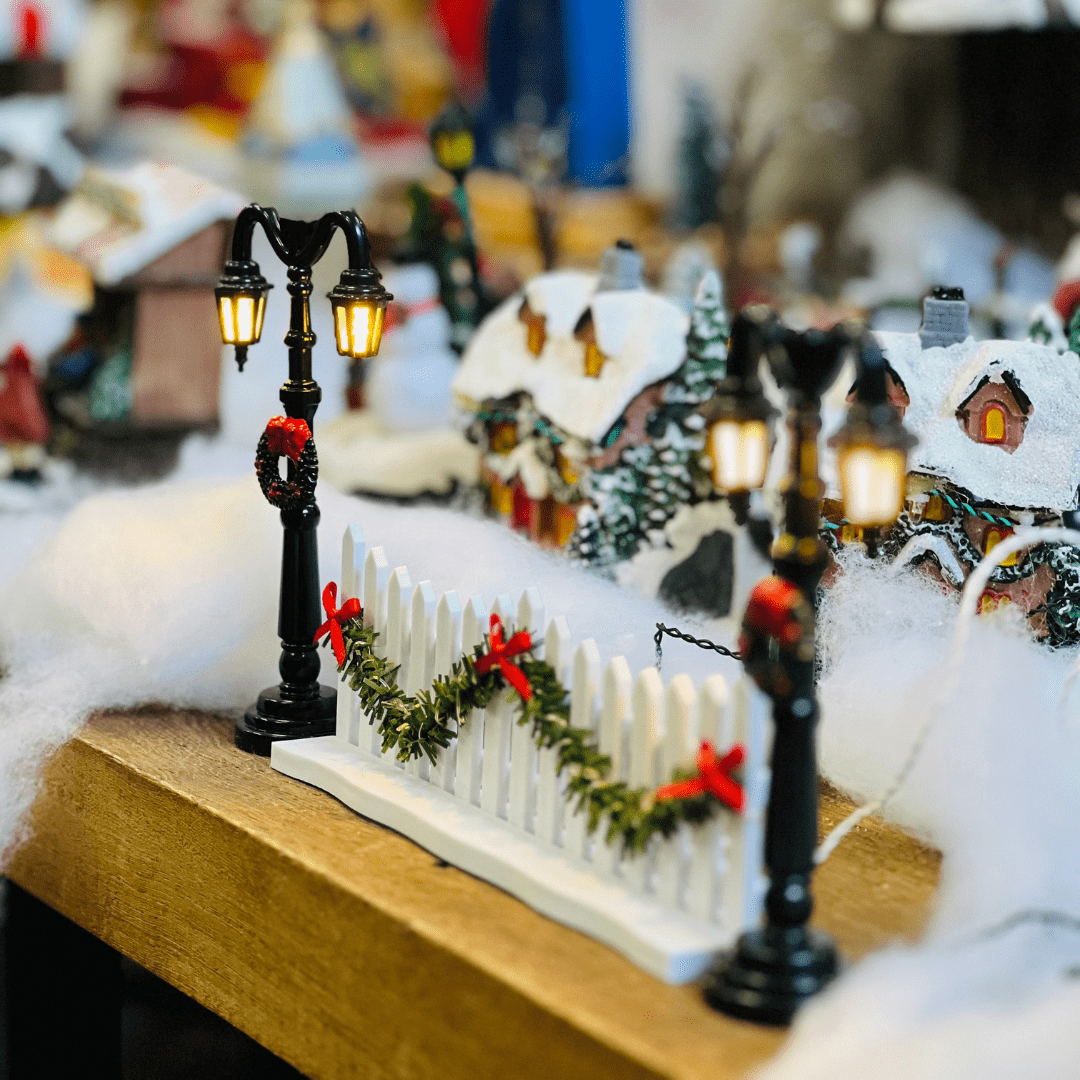 Mini Cerca Natalina Com Festão e Led Branco 16cm
