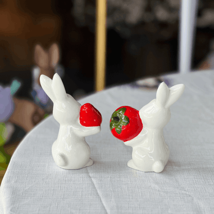 Coelho Com Morango de Cerâmica 12x7,5cm