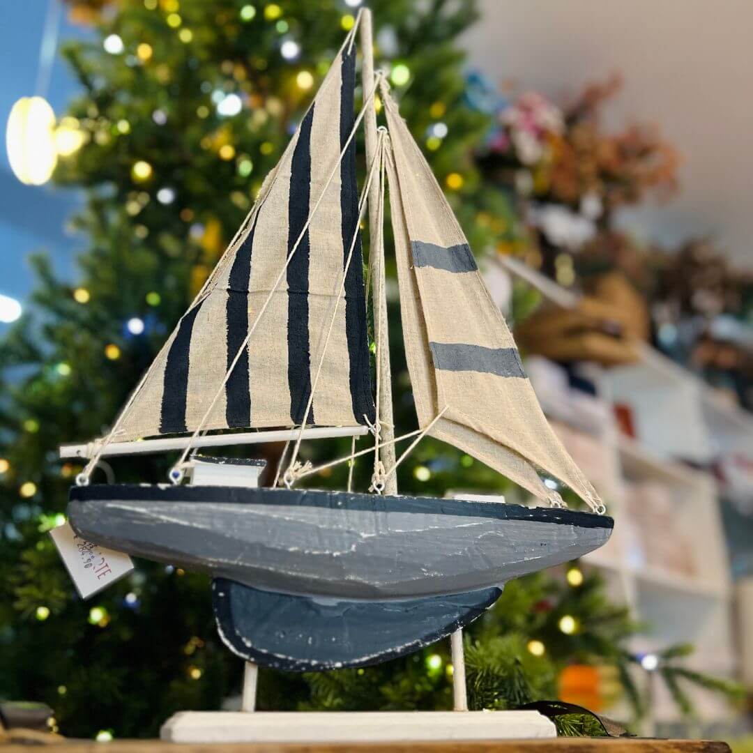Escultura Decorativa em Madeira Barco à Vela – 53cm