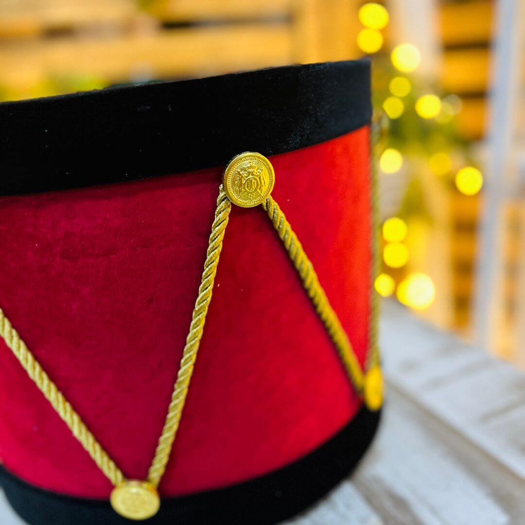 Tambor de Veludo Vermelho com Acabamento Dourado – 25cm