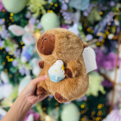 Capivara de Pelúcia com Coelho e Cupcake 26x15x15cm