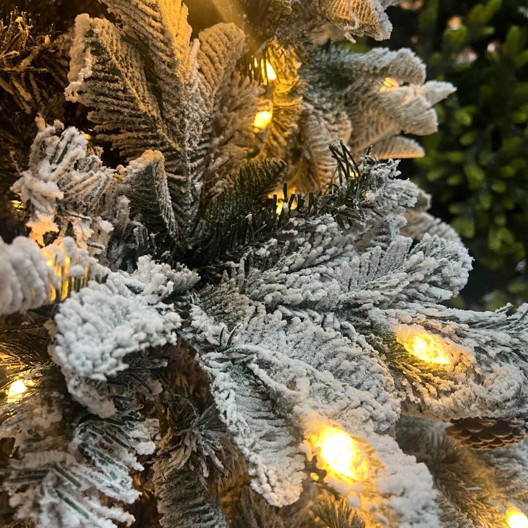 Arvore Natalina - Alaska Iluminada - 240cm - 1369 Galhos - 530 Leds - Nevada - Bivolt