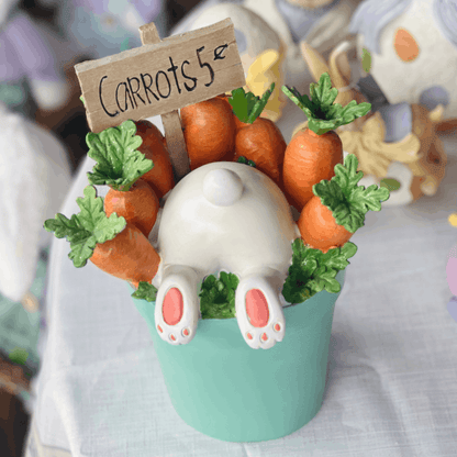 Coelho no Balde de Cenouras Decorativo de Resina 27,5cm