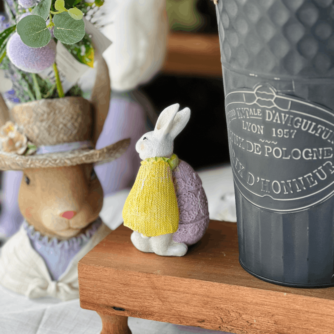 Coelho Decorativo Com Ovo Roxo e Amarelo de Resina 13cm