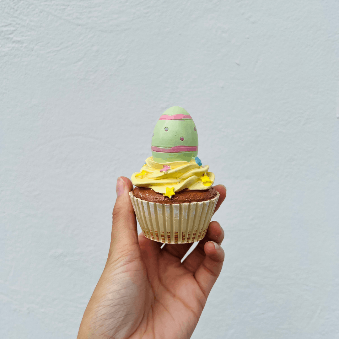 Cupcake Com Ovo Verde e Amarelo de Resina 9x6,2x6,2cm