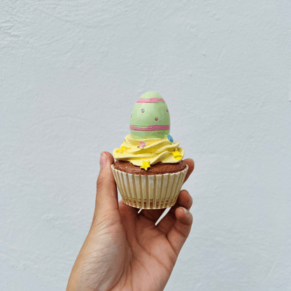 Cupcake Com Ovo Verde e Amarelo de Resina 9x6,2x6,2cm