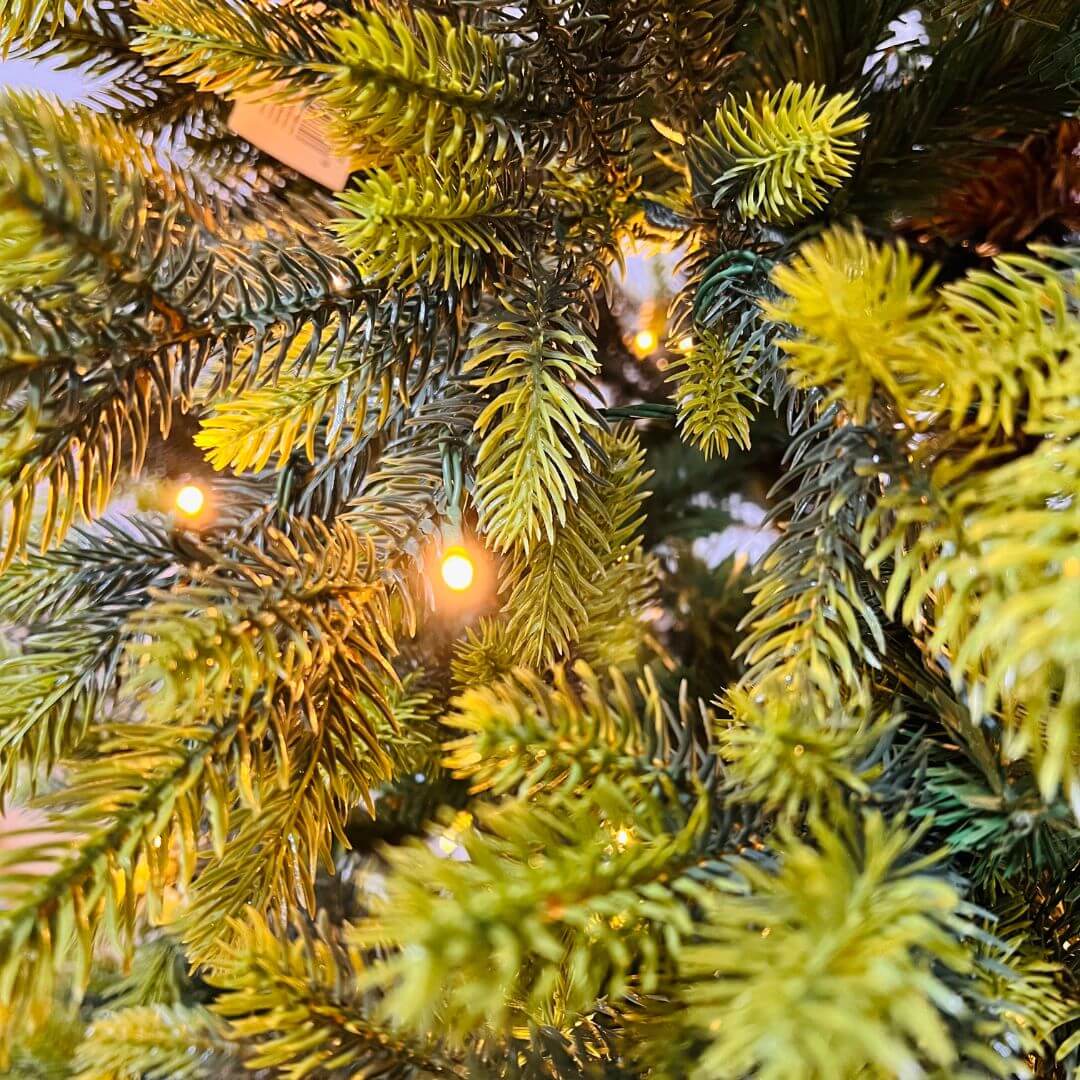 Árvore Natalina Boreal com LED – 210cm | 1.251 Galhos Siliconados | 400 LEDs | Pé de Ferro