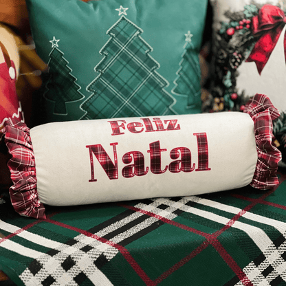 Almofada Feliz Natal Rolinho Com Babado 48x20cm