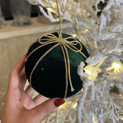 Bola com Cordão Verde e Dourado – 15cm