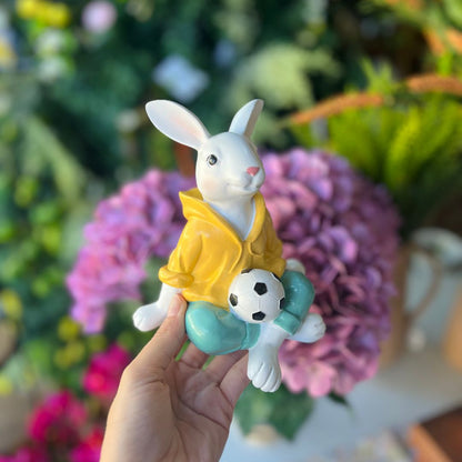 Coelho Com Bola de Futebol - 14cm