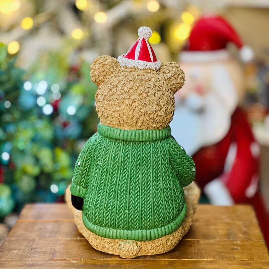 Urso Sentado Em Resina Com Pinheiro - 21x18,5x31,3cm