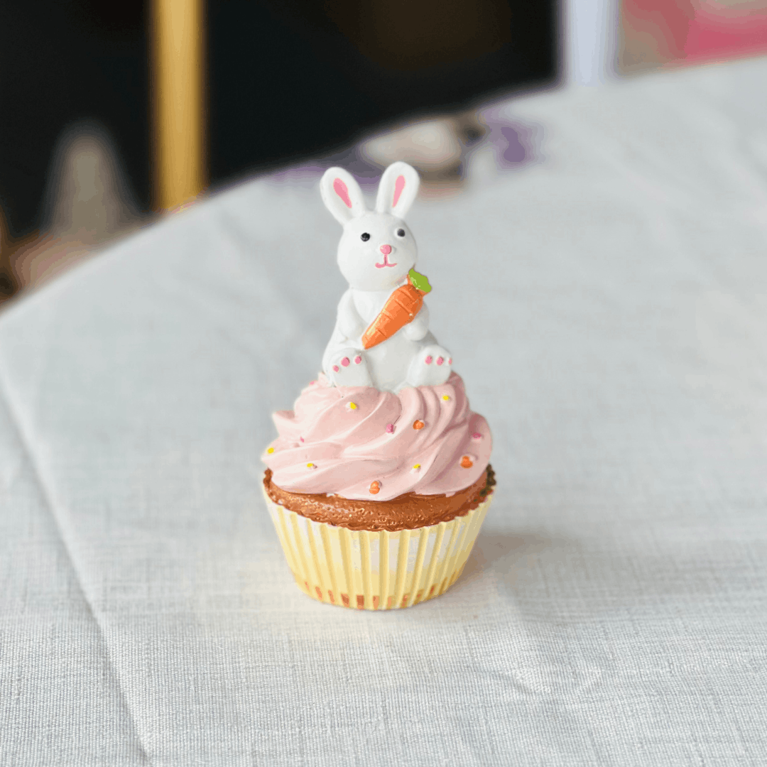Cupcake Rosa Com Coelhinho de Resina 11,5x6,4x6,1cm