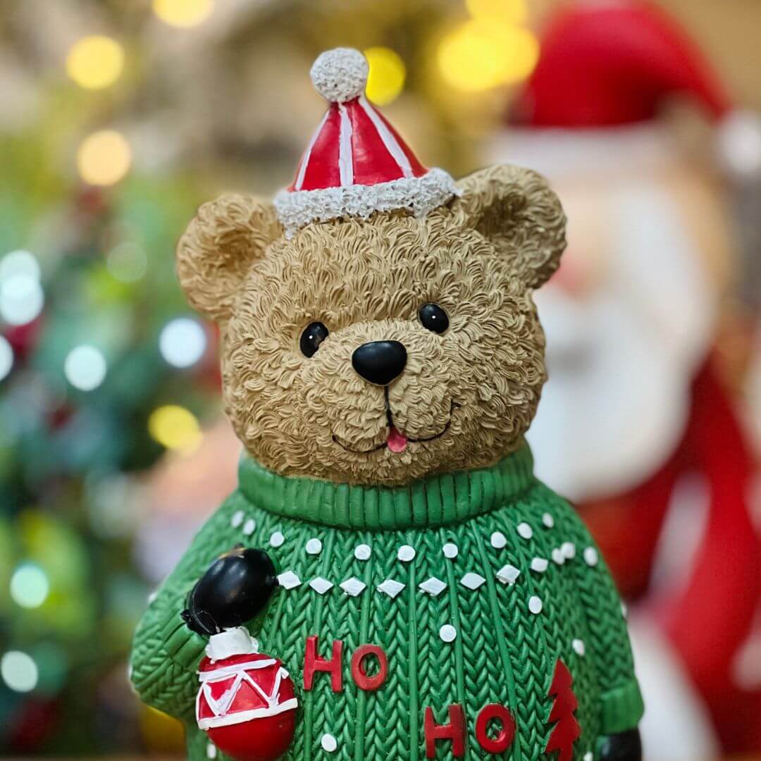 Urso Sentado Em Resina Com Pinheiro - 21x18,5x31,3cm