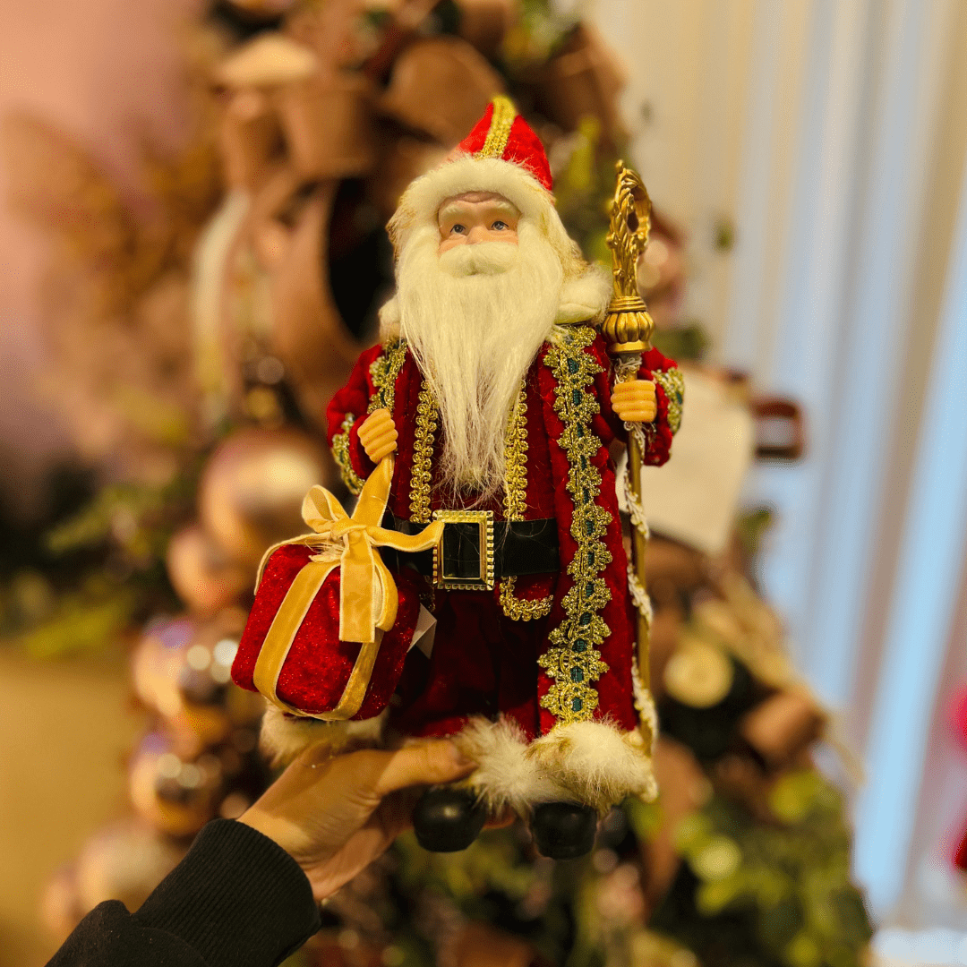 Papai Noel Em Pé Com Cajado Vermelho e Dourado 30cm